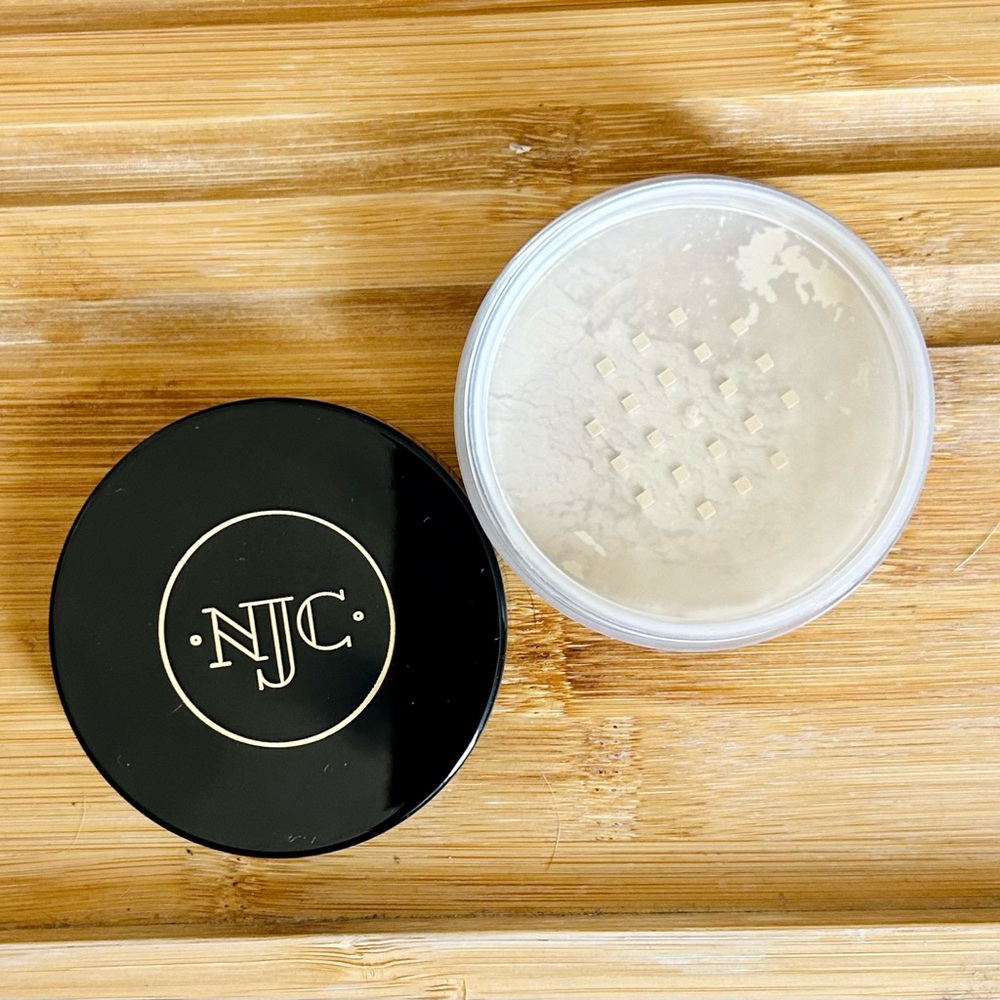 Nikkia Joy Velvet Finishing Powder - Unscented